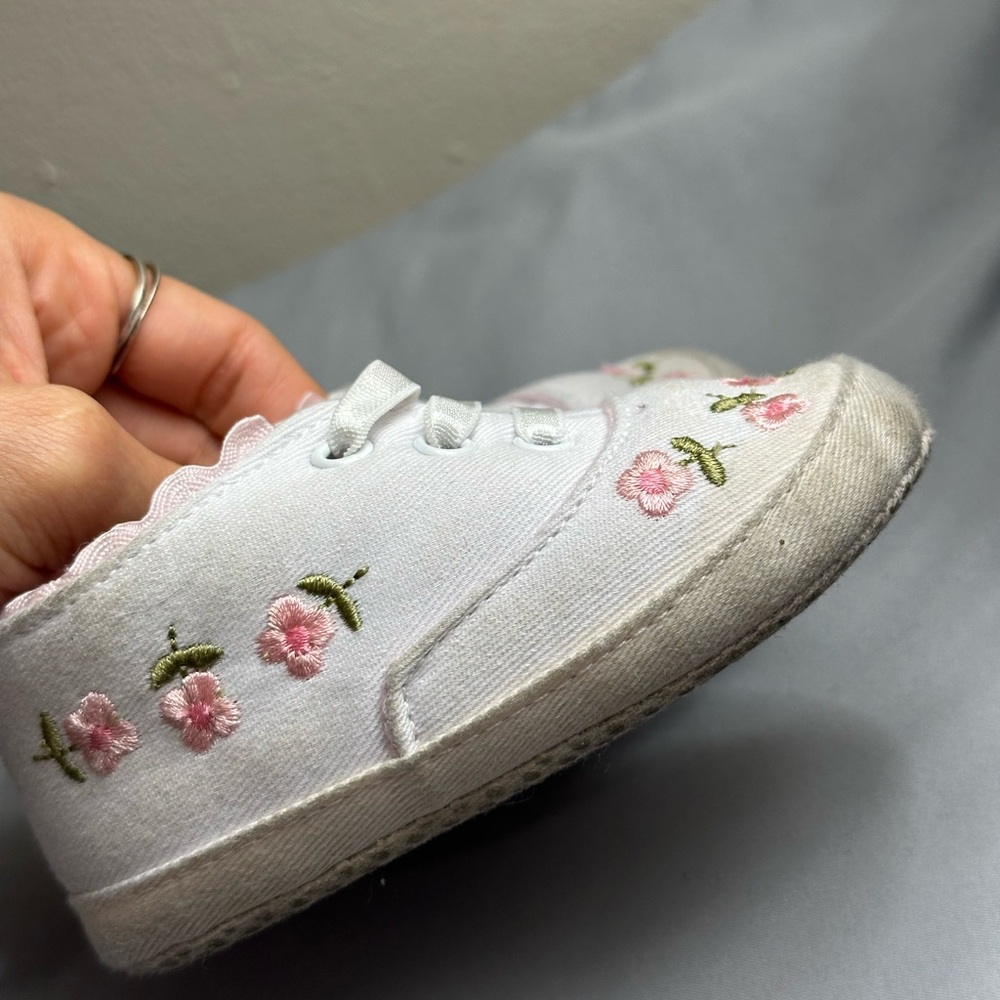 🌺 BUNDLE OF 4 ITEMS FOR $20 🍒
Baby Walker Shoes with Floral Design - Picture 9 of 11